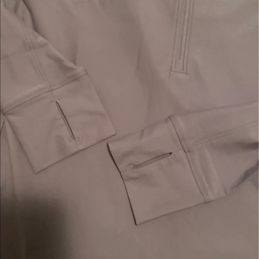Under Armour Pull Over - Picture 2 of 11